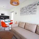 Ocean Two & Three 아파트 페니케